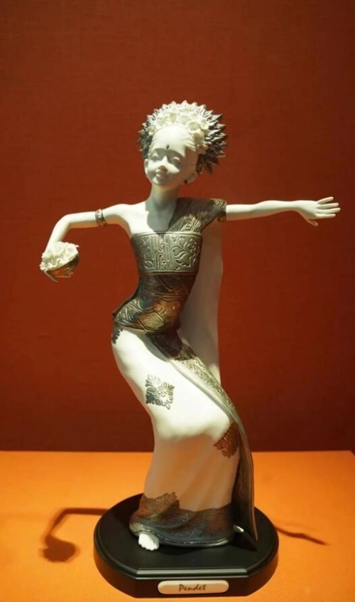 2013年10月，時任印度尼西亞總統(tǒng)蘇西洛贈送習近平主席的鑲錫瓷塑舞者。