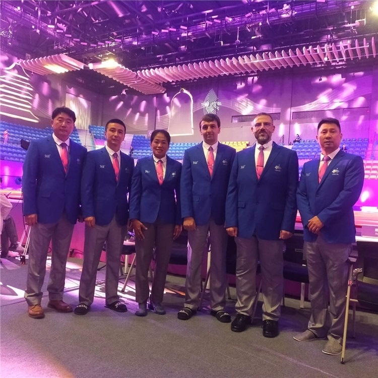 詹多斯·基亞諾夫與各國裁判員合影（左二）。 受訪者供圖