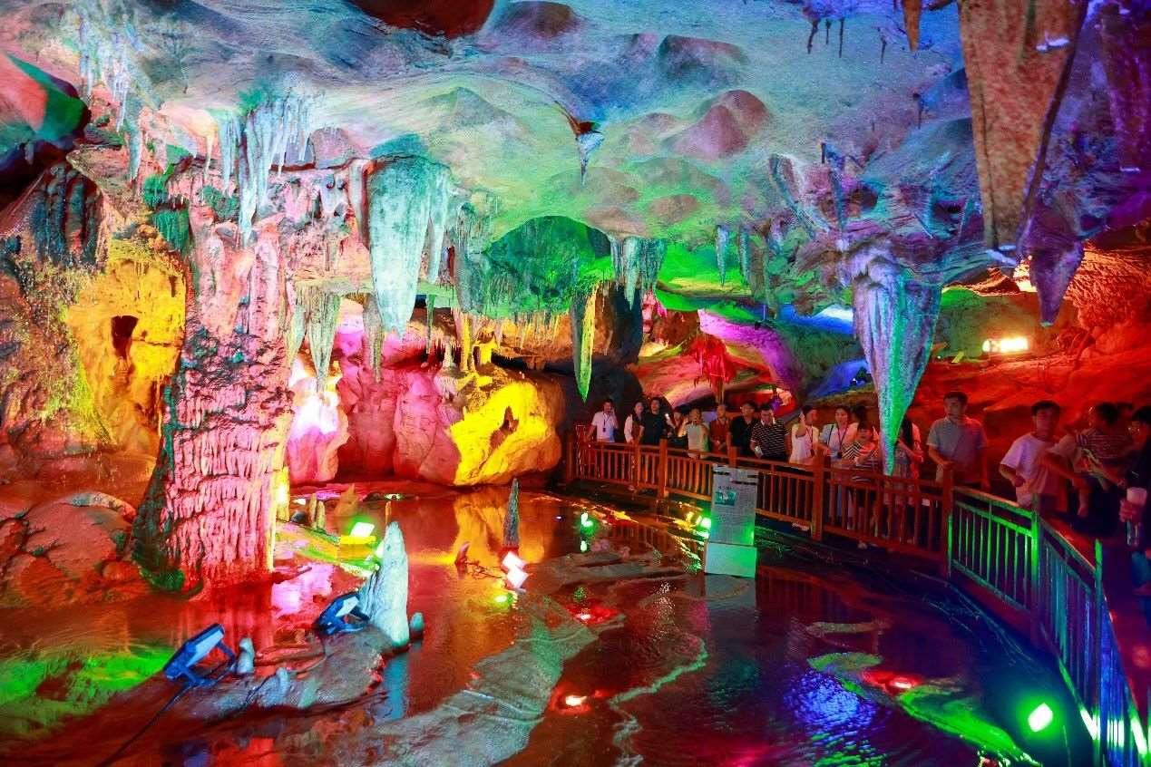 國慶假期期間，江西萬年神農(nóng)宮景區(qū)游人如織。受訪者供圖