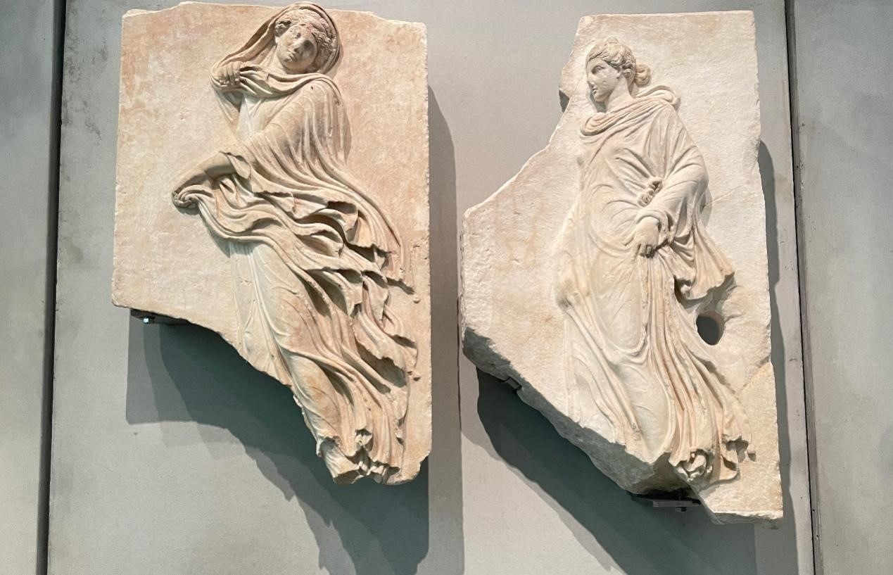 出自酒神劇場(chǎng)的浮雕，刻畫(huà)了舞者的形象。人民網(wǎng)記者 郭冠華攝