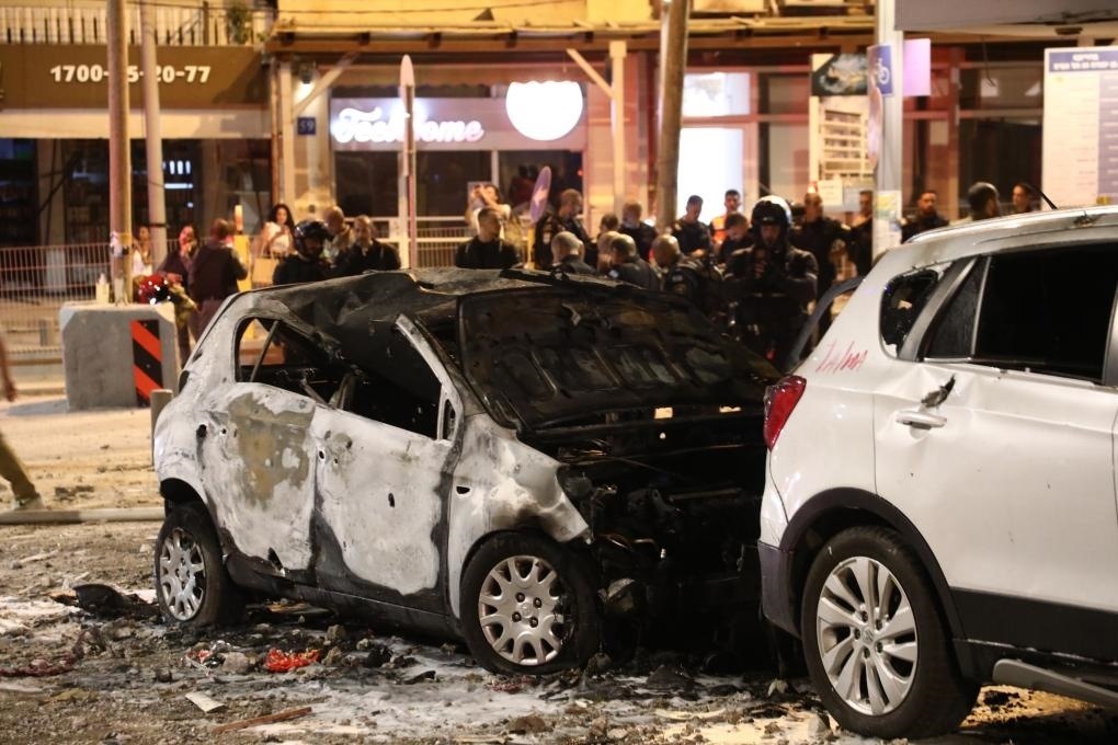 這是10月7日在以色列特拉維夫拍攝的遭火箭彈破壞的車輛。新華社發(fā)