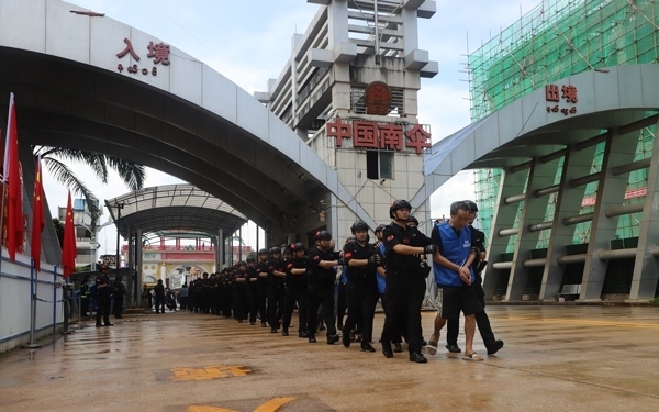 移交現(xiàn)場。公安部供圖