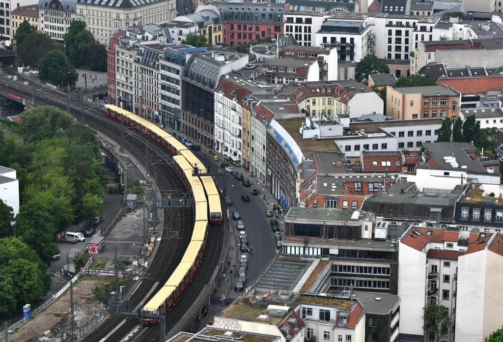 5月23日，列車在德國柏林市區(qū)行駛。新華社記者任鵬飛攝