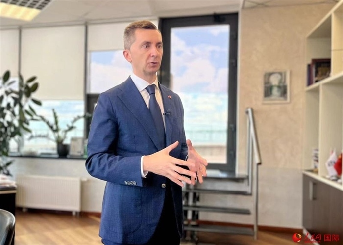 中白工業(yè)園開(kāi)發(fā)公司第一副總經(jīng)理基里爾·卡羅杰耶夫接受人民網(wǎng)記者采訪。人民網(wǎng)記者 朱虹攝