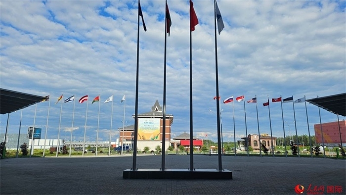 中白工業(yè)園內(nèi)，多國(guó)國(guó)旗飄揚(yáng)。園區(qū)已有來(lái)自16個(gè)國(guó)家和地區(qū)的企業(yè)入駐。人民網(wǎng)記者 朱虹攝