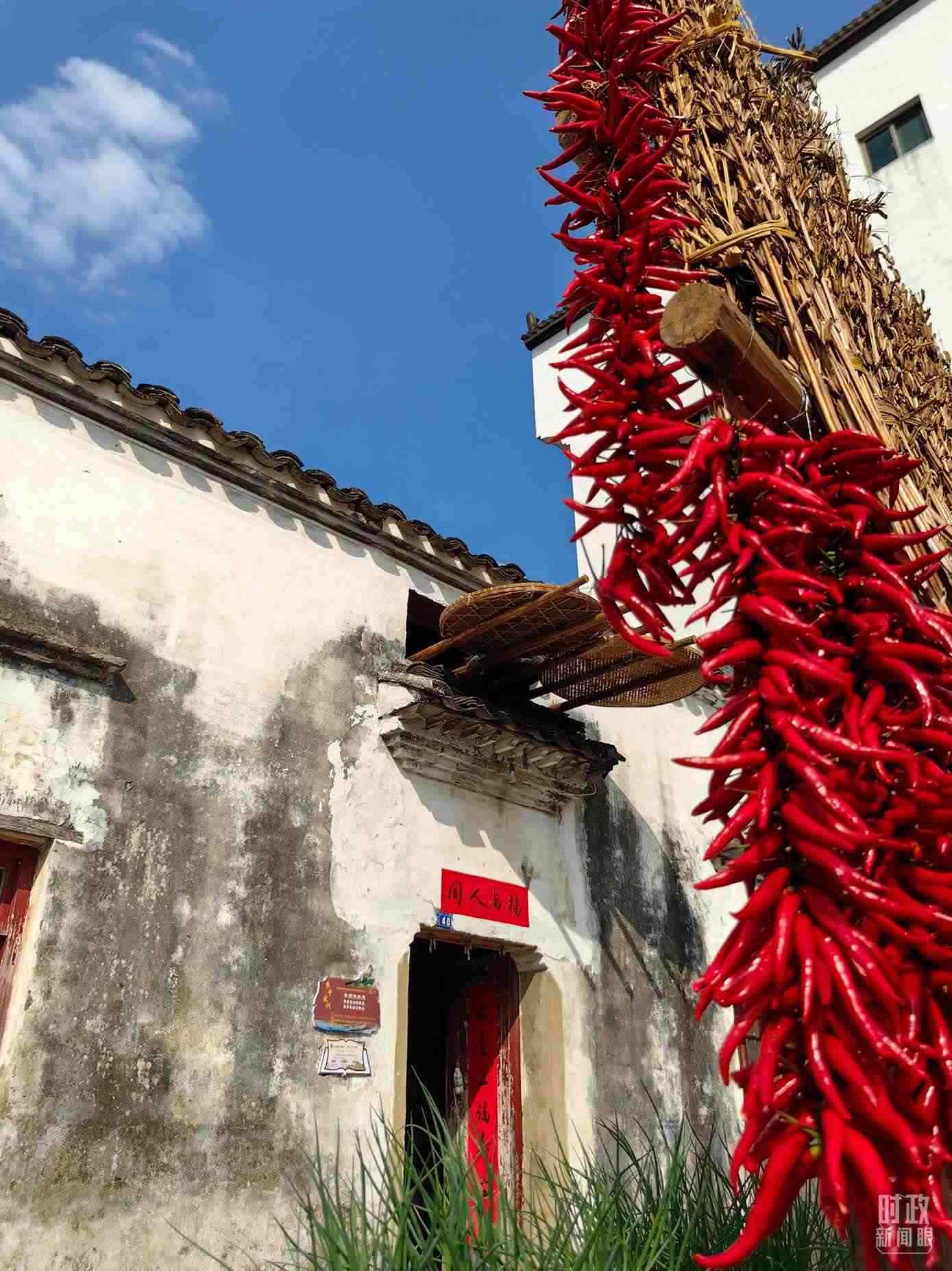 △石門村農(nóng)家晾曬的辣椒。（總臺央視記者段德文拍攝）