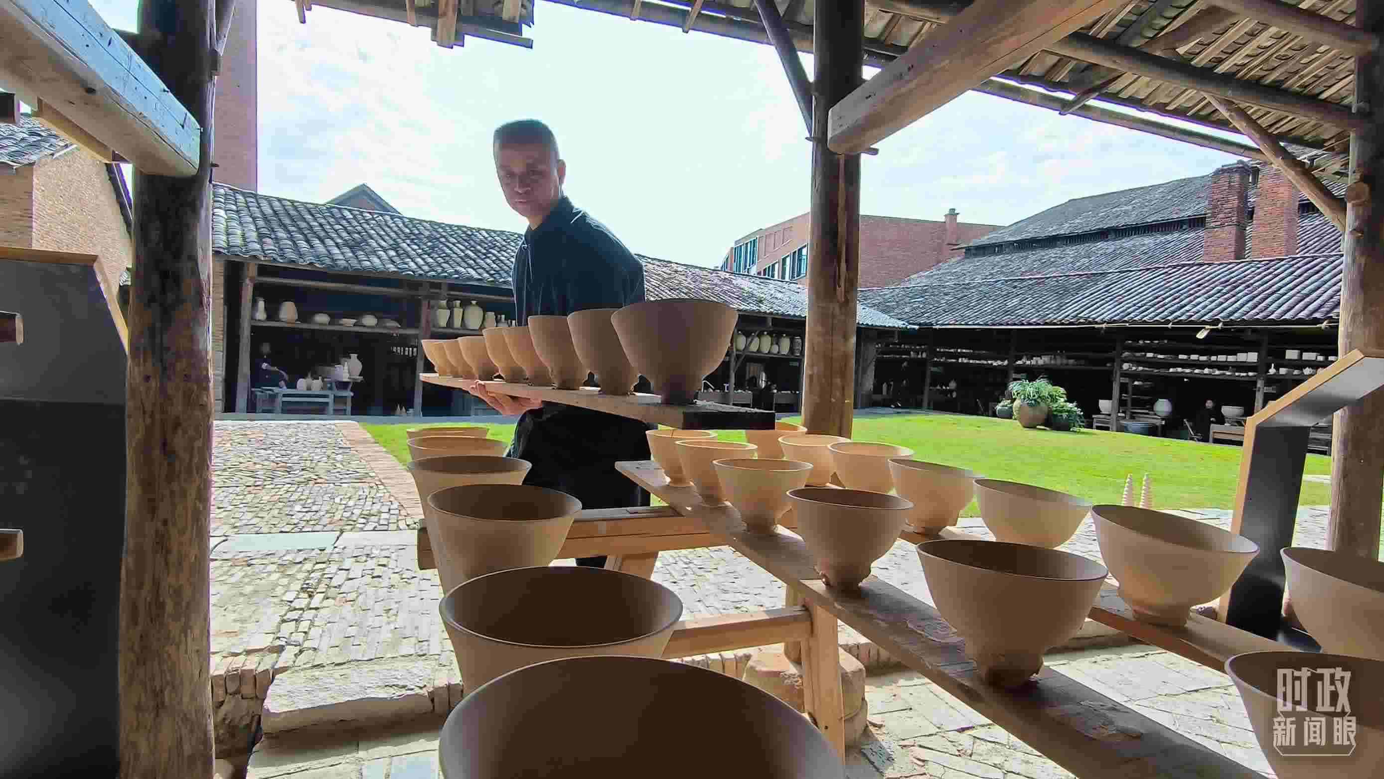 △匠人正在晾曬陶瓷制品。（總臺央視記者范凱拍攝）