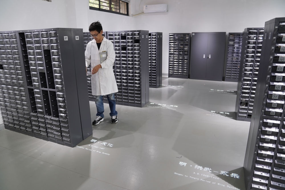 ↑工作人員在古陶瓷基因庫里工作（2023年5月16日攝）。
