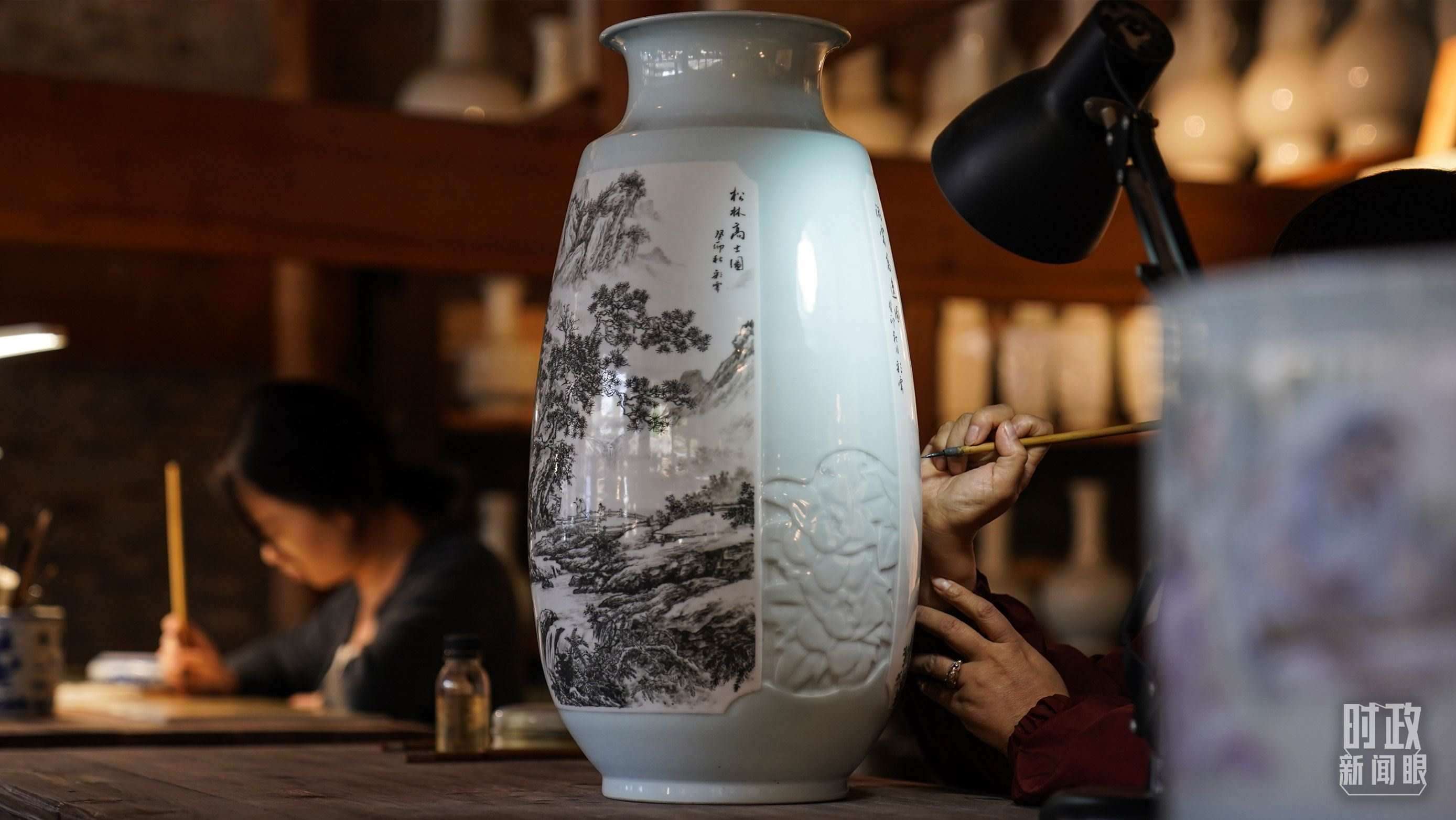 △陶瓷畫師正在繪制瓷器。（總臺國廣記者李晉拍攝）