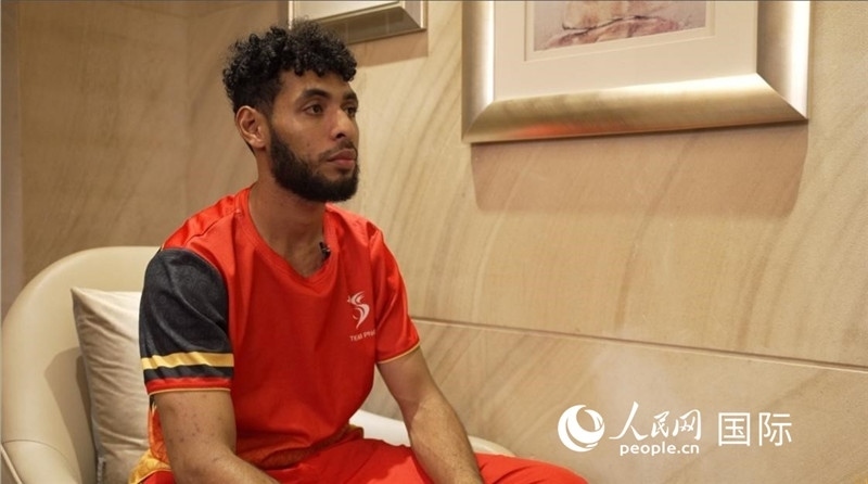 巴布亞新幾內(nèi)亞乒乓球國家隊(duì)隊(duì)員杰弗瑞·羅伊接受采訪。 人民網(wǎng) 彭昱凱攝