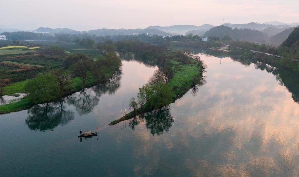 2021年3月15日拍攝的婺源月亮灣旅游公園，石門自然村坐落于此。新華社記者 胡晨歡 攝
