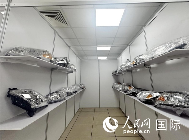 在位于莫斯科格林伍德國際貿(mào)易中心的浙江寧波優(yōu)質(zhì)商品展銷中心內(nèi)，展示著來自浙江寧波慈溪市的汽車配件樣品。人民網(wǎng)記者 申佳平攝