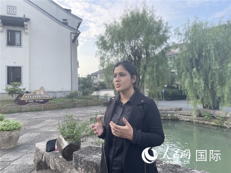 孟加拉國Channel 24電視頻道主持人伊斯拉特·阿敏在安吉接受記者采訪。人民網(wǎng)記者 張榮攝