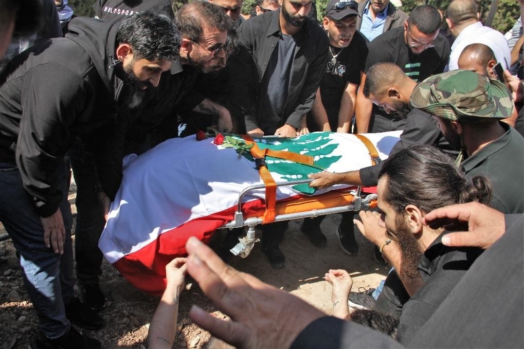 10月14日，黎巴嫩南部希亞姆鎮(zhèn)，黎巴嫩記者和民眾為在以色列轟炸中死亡的攝影記者伊薩姆·阿卜杜拉送葬。新華社發(fā)（塔希爾·阿布·哈姆丹攝）