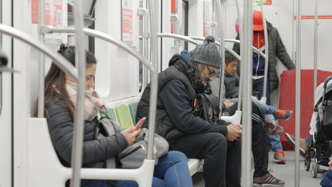 阿根廷布宜諾斯艾利斯市，乘客們乘坐A線地鐵從郊區(qū)前往市內(nèi)。人民網(wǎng)記者 張若涵攝