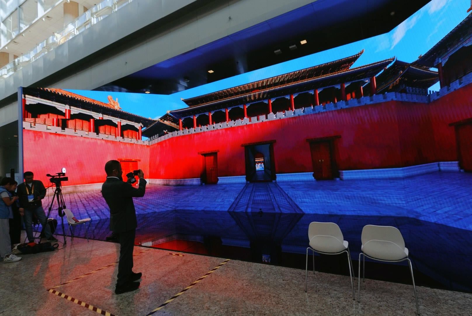 位于新聞中心的科技文化互動展示區(qū)。人民網(wǎng)記者 許維娜攝