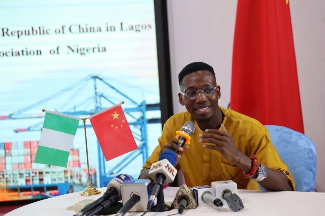 尼日利亞孔子學(xué)院留華同學(xué)會會長吳文仲分享經(jīng)驗(yàn)。駐拉各館總領(lǐng)館供圖