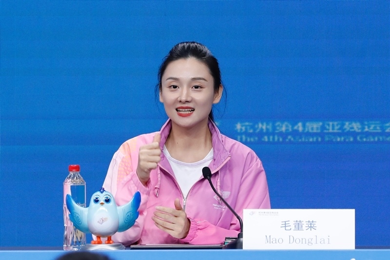 杭州市殘疾人綜合服務(wù)中心干事毛董萊介紹成為亞殘運(yùn)會(huì)火炬手的經(jīng)歷。杭州亞殘組委供圖