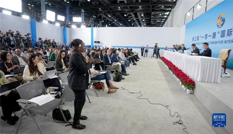 10月16日，第三屆“一帶一路”國(guó)際合作高峰論壇新聞中心在北京國(guó)家會(huì)議中心舉行首場(chǎng)吹風(fēng)會(huì)，邀請(qǐng)自然資源部國(guó)際合作司和相關(guān)單位負(fù)責(zé)人介紹有關(guān)情況，并回答記者提問(wèn)。新華社記者 王毓國(guó)攝