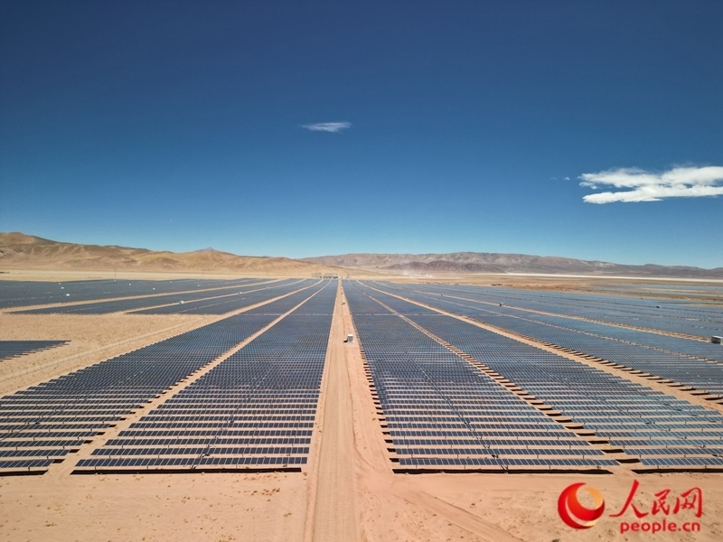 高查瑞光伏電站次第排開的光伏板（局部）。人民網(wǎng)記者 張若涵攝