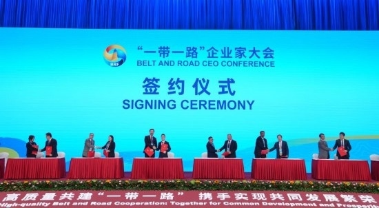 這是10月17日拍攝的簽約儀式現(xiàn)場。當(dāng)日，“一帶一路”企業(yè)家大會在北京召開。（新華社記者王毓國攝）
