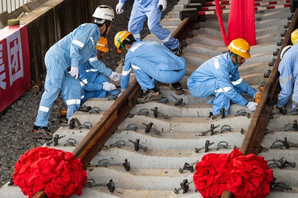 3月31日，在印度尼西亞雅加達雅萬高鐵哈利姆車站，工人鋪設雅萬高鐵全線最后一根鋼軌。