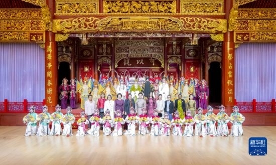  10月18日上午，國家主席習(xí)近平夫人彭麗媛邀請出席第三屆“一帶一路”國際合作高峰論壇的外方領(lǐng)導(dǎo)人夫人參觀中國工藝美術(shù)館（中國非物質(zhì)文化遺產(chǎn)館）。這是彭麗媛同外方領(lǐng)導(dǎo)人夫人與文藝演出演職人員合影。新華社記者 丁林 攝