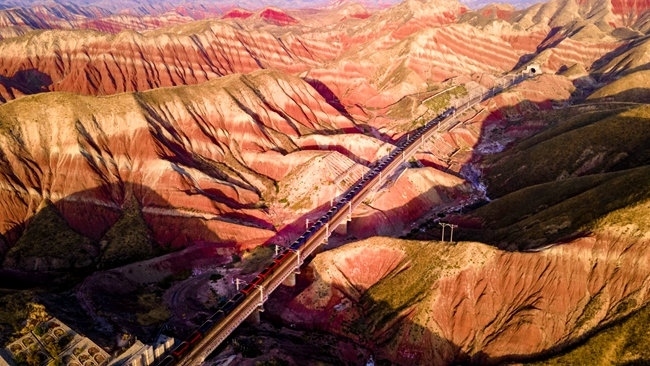 穿越丹霞地貌的火車。蘭州局集團(tuán)公司融媒體中心供圖