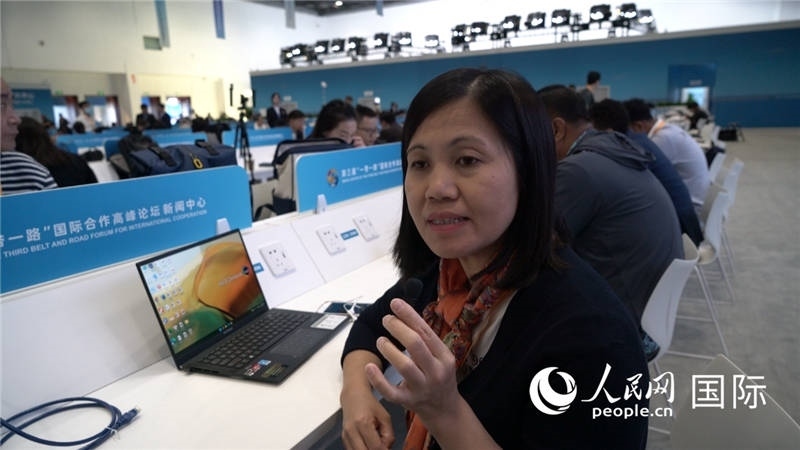 越南之聲廣播電臺記者胡鴻行（音譯，H? H?ng H?nh）與記者交談。人民網(wǎng) 楊春燕攝