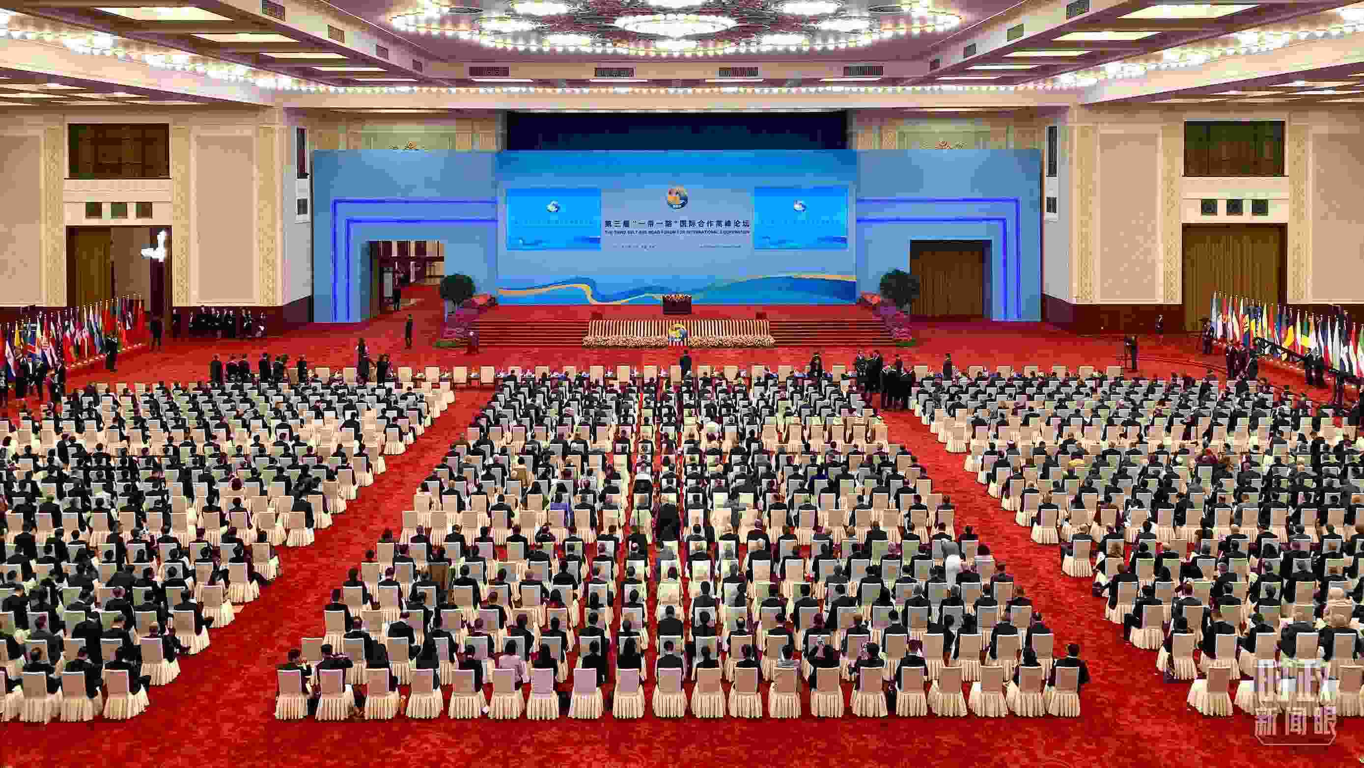 △人民大會(huì)堂宴會(huì)廳。這是開幕式之前的現(xiàn)場(chǎng)。（總臺(tái)央視記者李增仁拍攝）