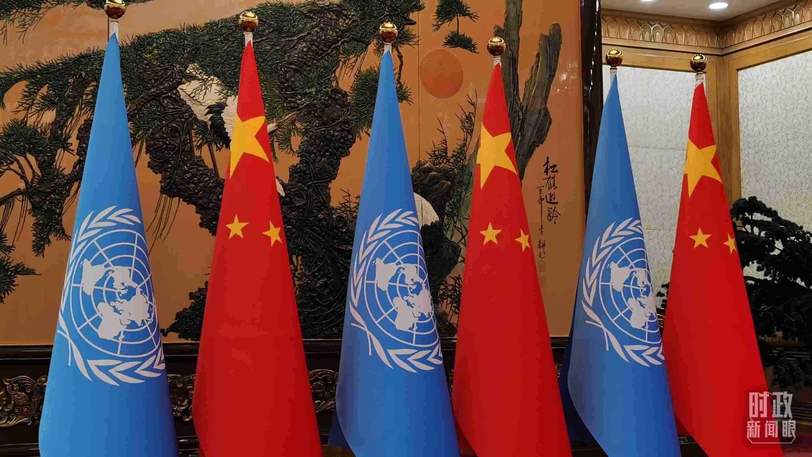 △會(huì)見現(xiàn)場(chǎng)的中國(guó)國(guó)旗和聯(lián)合國(guó)旗。（總臺(tái)央視記者郭鴻拍攝）