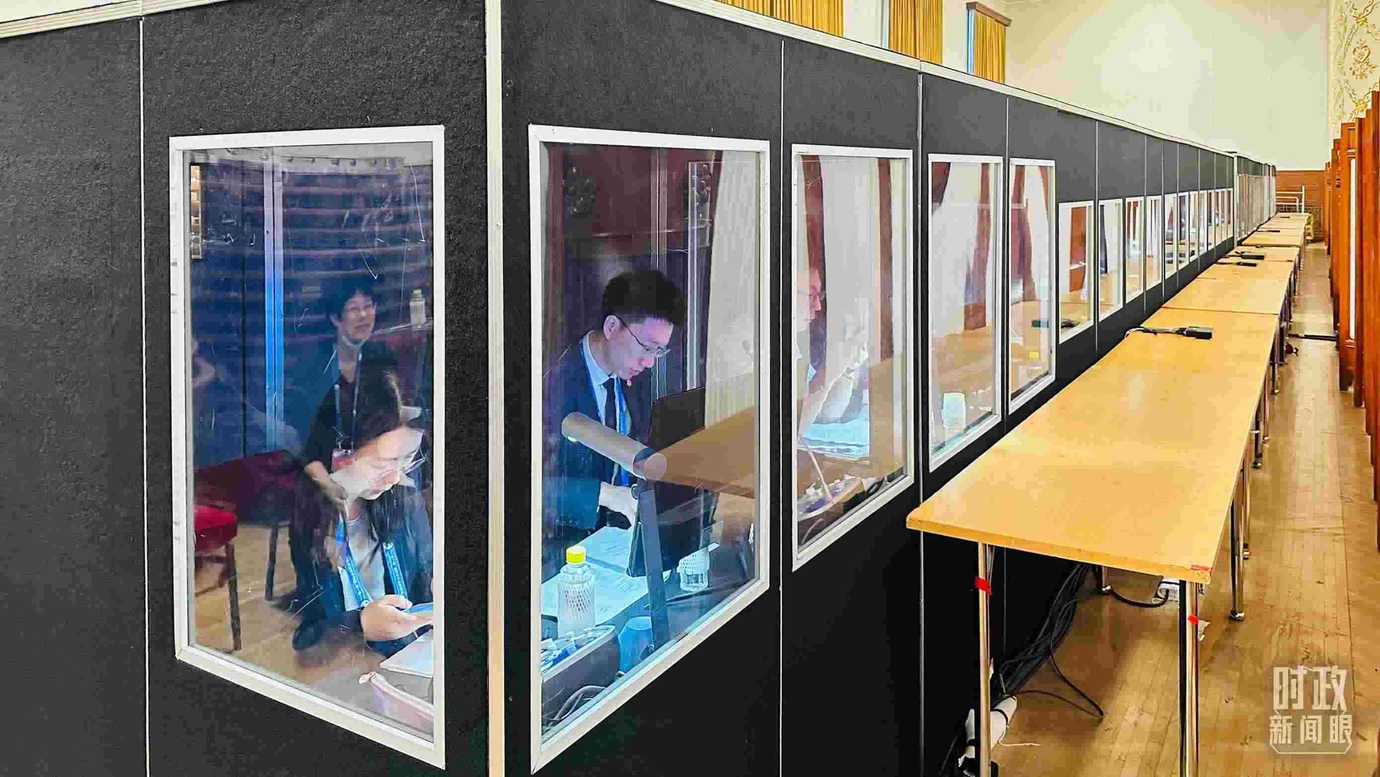 △開幕式現(xiàn)場(chǎng)的多語種同傳間。（總臺(tái)國(guó)廣記者時(shí)冉拍攝）