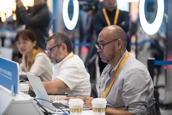 10月17日，記者在“一帶一路”國際合作高峰論壇新聞中心工作。新華社記者 張豪夫 攝