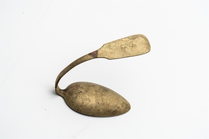 鏨刻“來遠”的湯勺。國家文物局供圖