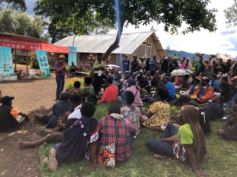 △2020年12月15日，中國專家在巴布亞新幾內亞東高地省中國援助巴新菌草和旱稻技術項目第9期培訓班上授課。