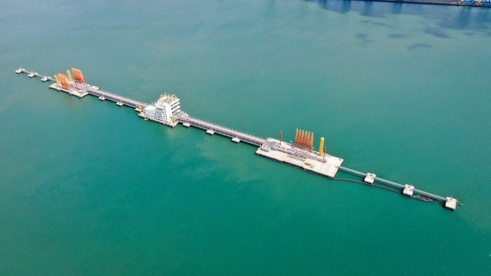 這是肯尼亞蒙巴薩油碼頭（2023年9月20日攝，無(wú)人機(jī)照片）。新華社發(fā)（中國(guó)交通建設(shè)股份有限公司肯尼亞蒙巴薩新建油碼頭項(xiàng)目部供圖）