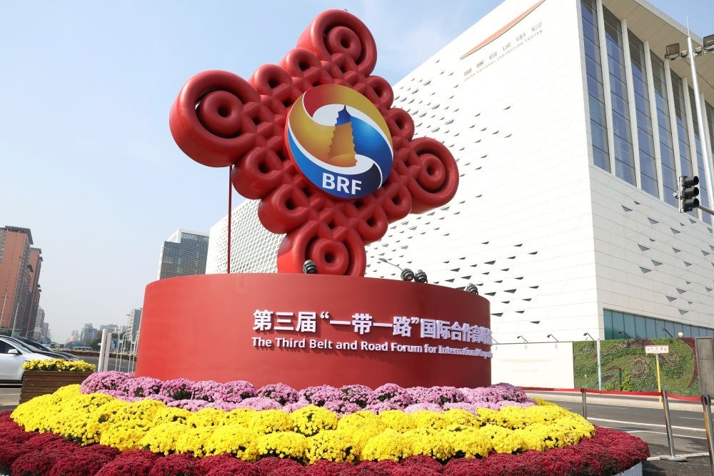 這是在北京國(guó)家會(huì)議中心附近拍攝的“一帶一路”國(guó)際合作高峰論壇景觀布置（2023年10月17日攝）。新華社記者 陳斌 攝