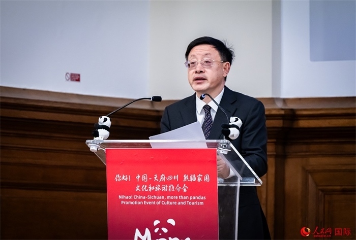 四川省文化和旅游廳廳長戴允康作文化旅游推介。人民網 郭錦標攝