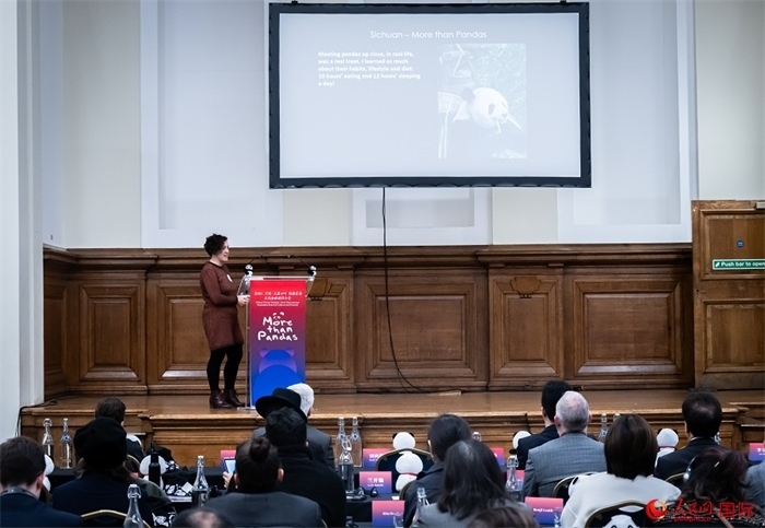 英國旅游達人瑪麗亞·拉莫爾作來川游歷主題分享。人民網 郭錦標攝