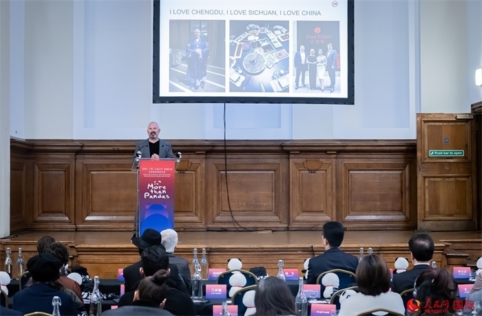 英國群英創(chuàng)意全球首席執(zhí)行官杰米·撒杰特在現(xiàn)場發(fā)言，分享如何進一步提升四川旅游的國際影響力、吸引更多的英國游客。人民網 郭錦標攝