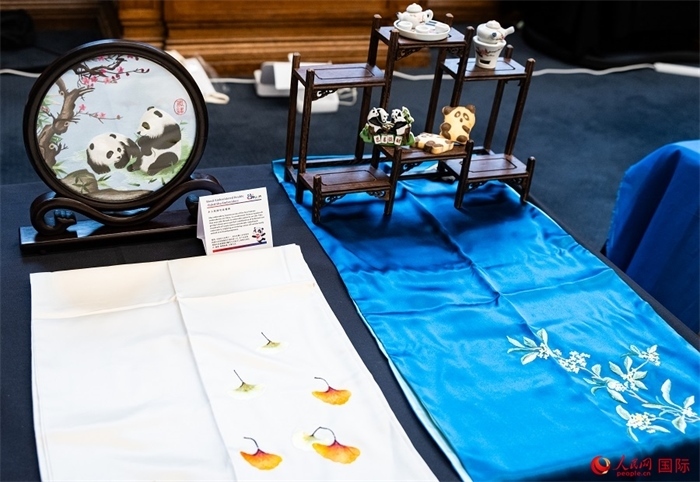 活動現(xiàn)場的現(xiàn)場文創(chuàng)展、互動體驗區(qū)、非遺區(qū)展示。人民網 郭錦標攝