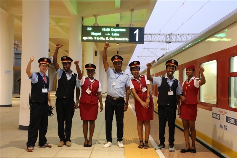 中埃員工組成的亞吉鐵路運(yùn)營團(tuán)隊(duì)。 中國土木工程集團(tuán)有限公司供圖