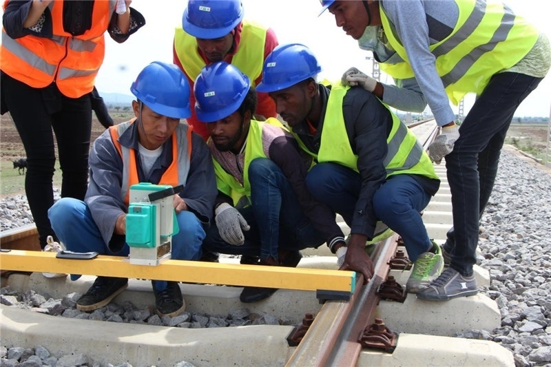 中方員工在鐵路現(xiàn)場培訓(xùn)埃方員工。 中國土木工程集團(tuán)有限公司供圖