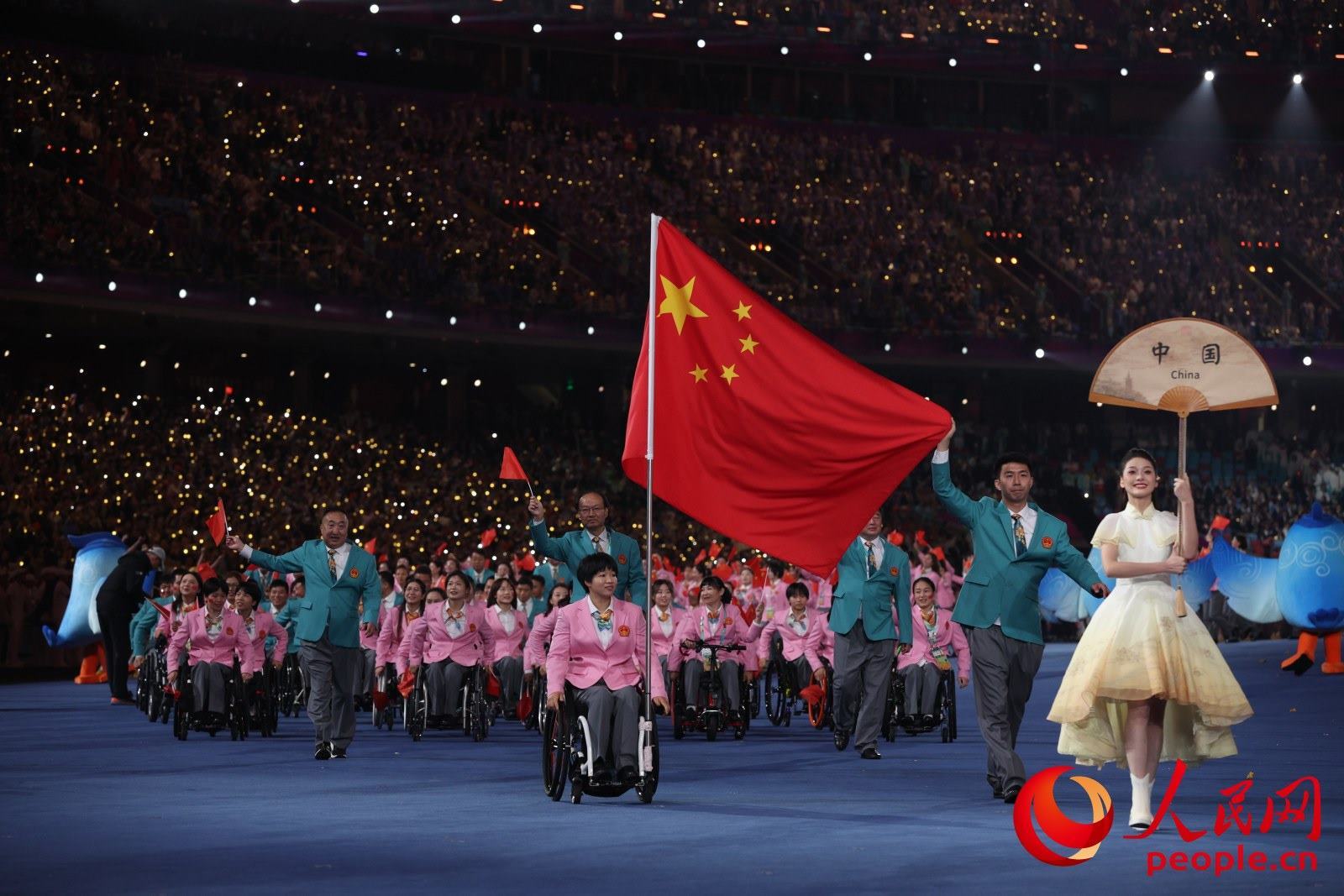 開(kāi)幕式上，中國(guó)體育代表團(tuán)入場(chǎng)。人民網(wǎng) 周靜圓攝