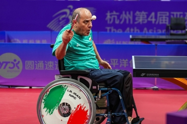 10月23日，杭州第4屆亞殘運(yùn)會(huì)乒乓球男子單打Class2小組循環(huán)賽舉行。圖為伊朗隊(duì)選手哈桑·簡(jiǎn)費(fèi)尚在比賽中。圖片來(lái)源：杭州亞殘組委會(huì)