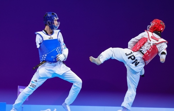 10月23日，杭州第4屆亞殘運(yùn)會(huì)跆拳道男子K44級(jí)58公斤級(jí)銅牌賽舉行。圖為烏茲別克斯坦隊(duì)選手桑賈貝克·穆赫托羅夫(左)和日本隊(duì)選手阿渡健太在比賽中。圖片來(lái)源：杭州亞殘組委會(huì)