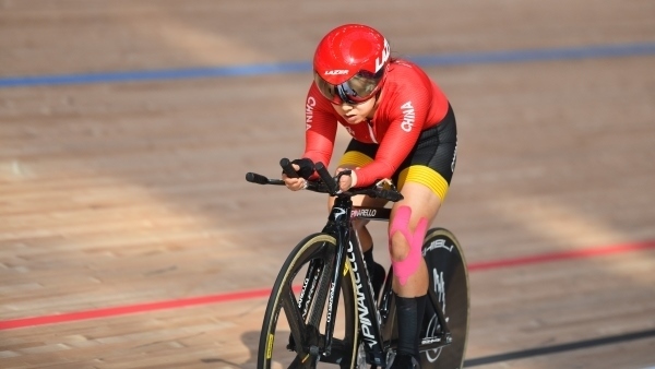 10月23日，杭州第4屆亞殘運(yùn)會(huì)場(chǎng)地自行車女子個(gè)人C4-5級(jí)3000米追逐賽金牌賽舉行。圖為中國(guó)隊(duì)選手季子賢在比賽中。圖片來(lái)源：杭州亞殘組委會(huì)