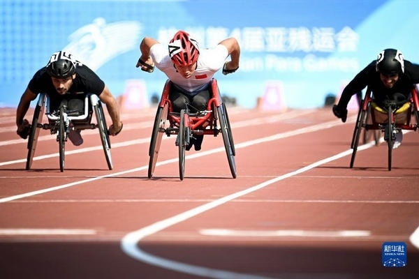 10月23日，中國(guó)選手龔文浩（左二）在杭州第4屆亞殘運(yùn)會(huì)男子100米-T34決賽的比賽中。他以15秒55的成績(jī)獲得該項(xiàng)目銀牌。新華社記者 江漢攝
