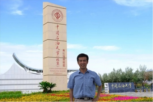 北京交通大學(xué)“銀齡教師”黃曉鳴。校方供圖