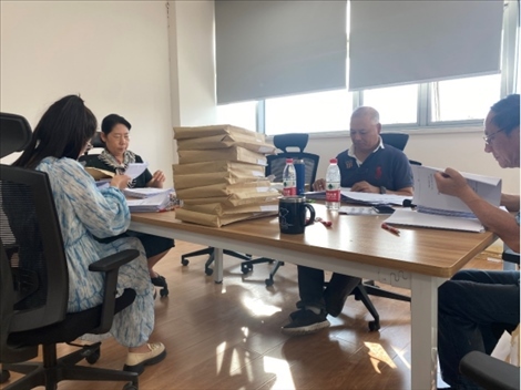 北京交通大學(xué)退休教師田立年與當(dāng)?shù)貛熒谝黄?。校方供圖